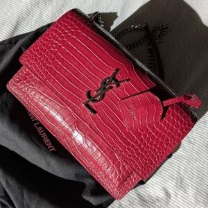 SUNSET MEDIUM IN CROCODILE-EMBOSSED LEATHER
RED VELVET